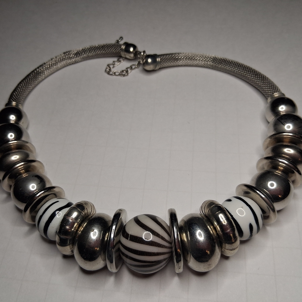 Qveen Herby Style - Vintage Striped Mouth-blown Glass Beaded Necklace - Picture 3 of 3